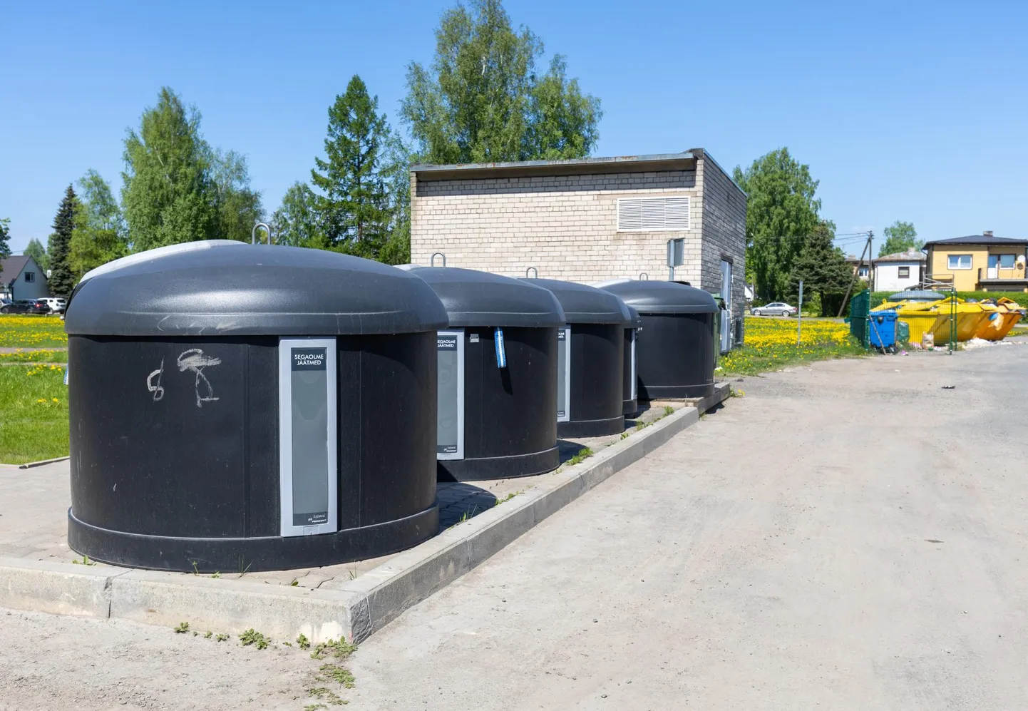 Lääne tänav 6 ühistu konteinerite ees asuvale linnatänavale kipub tekkima sügav lomp. Prügivedajalt mitu tühisõidu arvet saanud ühistu nõuab linnalt olukorra korda tegemist ja prügivedajalt arvete tühistamist.
