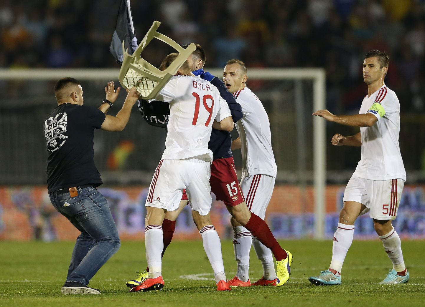 Serbia ja Albaania vaheline EM-valikmäng lõppes suure kaosega, kui staadioni kohale saadeti Albaania lippu kandnud droon ning mängijad seejärel omavahel kähmlema läksid.
