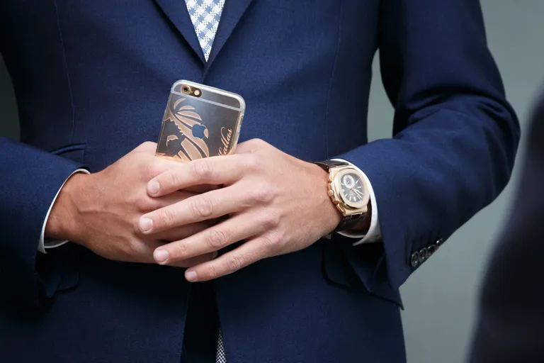 50 000 dollarit maksev käekell ning kuldse kuue saanud mobiiltelefon. Nii ilmus maksupettuses süüdistatav ning luksusliku eluviisi poolest lambo-mehena tuntuks saanud ärimees Henry Kallas lõpuks Harju maakohtu ette, kuhu ta on varem jätnud tulemata põdurale tervisele viidates. Põhja ringkonnaprokuratuur süüdistas Henry Kallast maksukuriteos, mille tagajärjel jäi riigile laekumata üle 410 000 euro makse. Foto: Andras Kralla, Äripäev