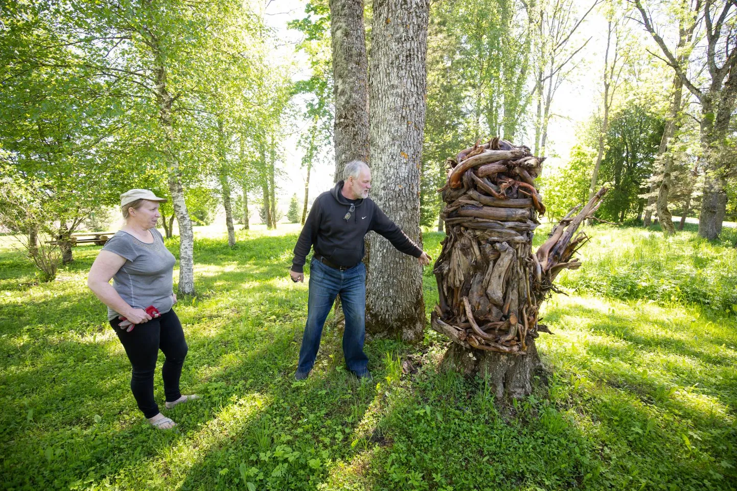 Salla külale ja Väike-Maarja vallale tuntust toonud Piret Smagar ja Hando Kuntro käärivad televaatajate rõõmuks käised üles ning tutvustavad oma tegemisi ja kodukanti.