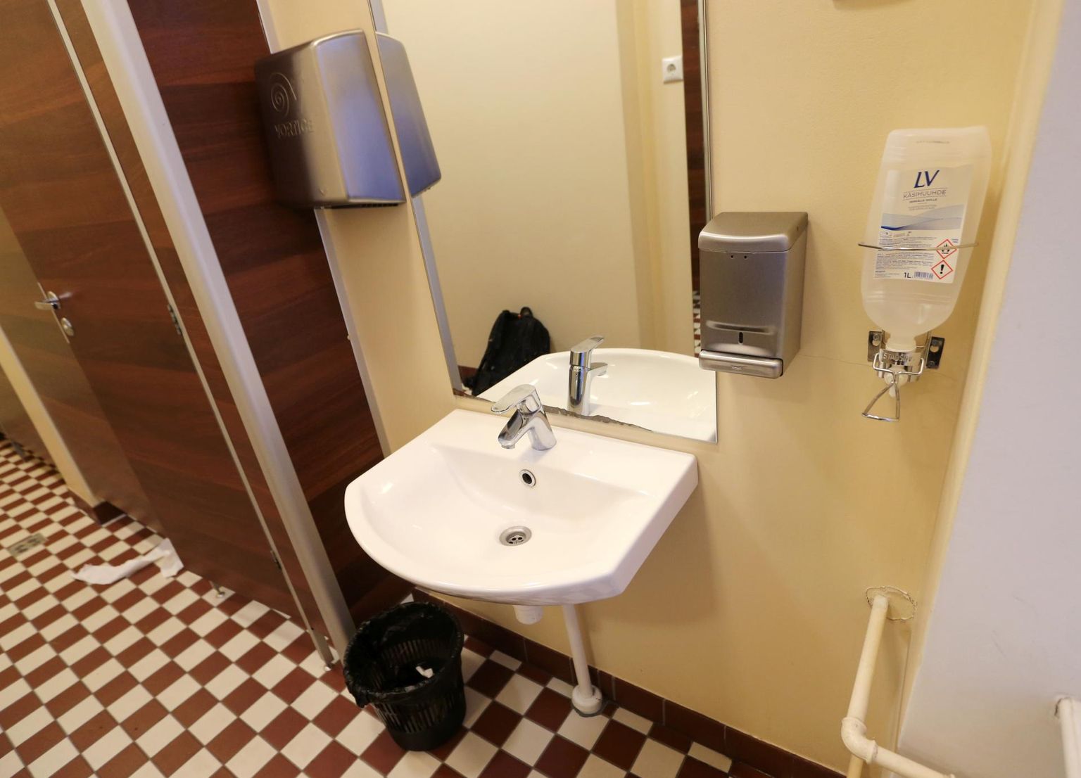 Tartu ülikooli hoonete tualettidesse on pandud käte desinfitseerimiseks vajalikud tooted.