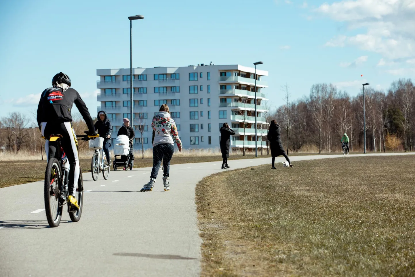 Läinud pühapäeval järgisid Pärnu kergliiklusteedel kaamerasilma ette jäänud tervisesportlased valitsuse kehtestatud 2+2 reeglit.
