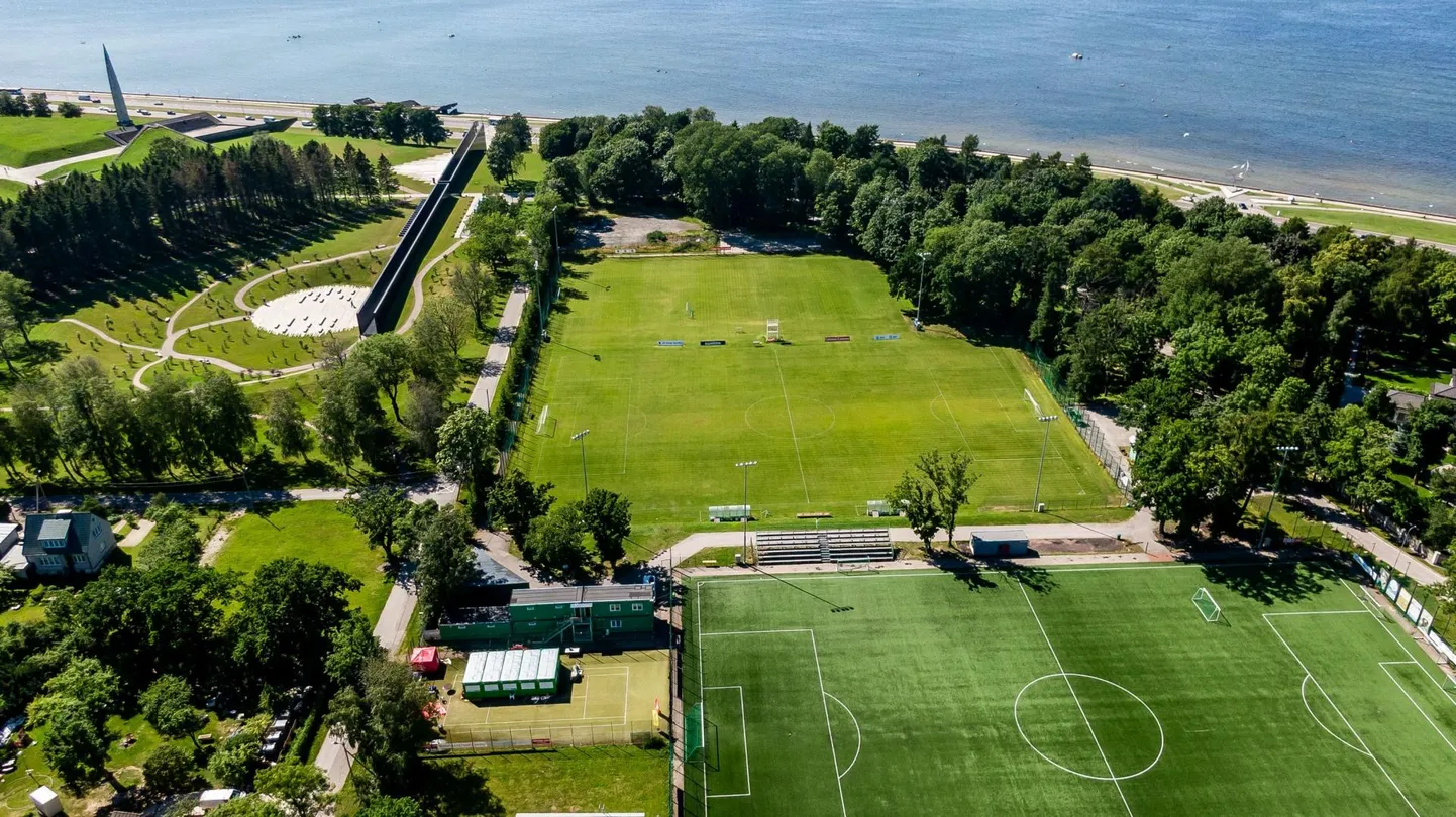 Kõigepealt eraldas riik maa FCI Levadia jalgpallihalli jaoks, seejärel hakati kõrvalkrundile kavandama kommunismiohvrite memoriaali.
