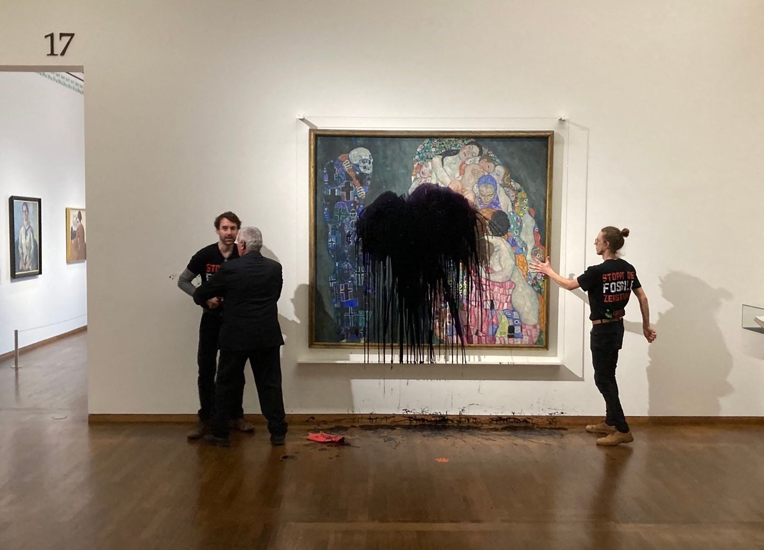 Gustava Klimta gleznai Austrijā uzbrukuši klimata aktīvisti.