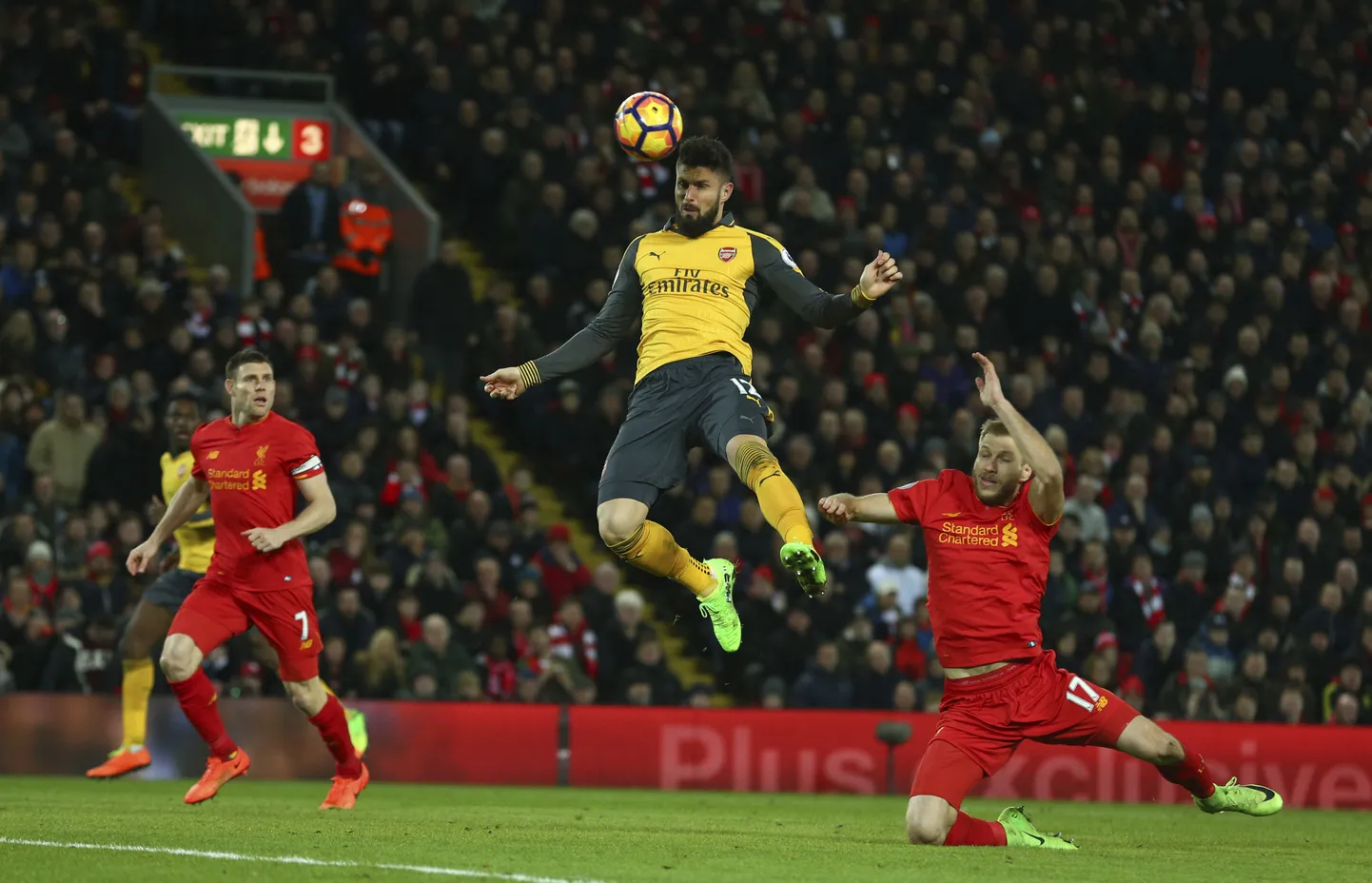 Ragnar Klavan (paremal) võitlemas kohtumises Arsenali vastu Prantsusmaa koondislase Olivier Giroud'ga.
