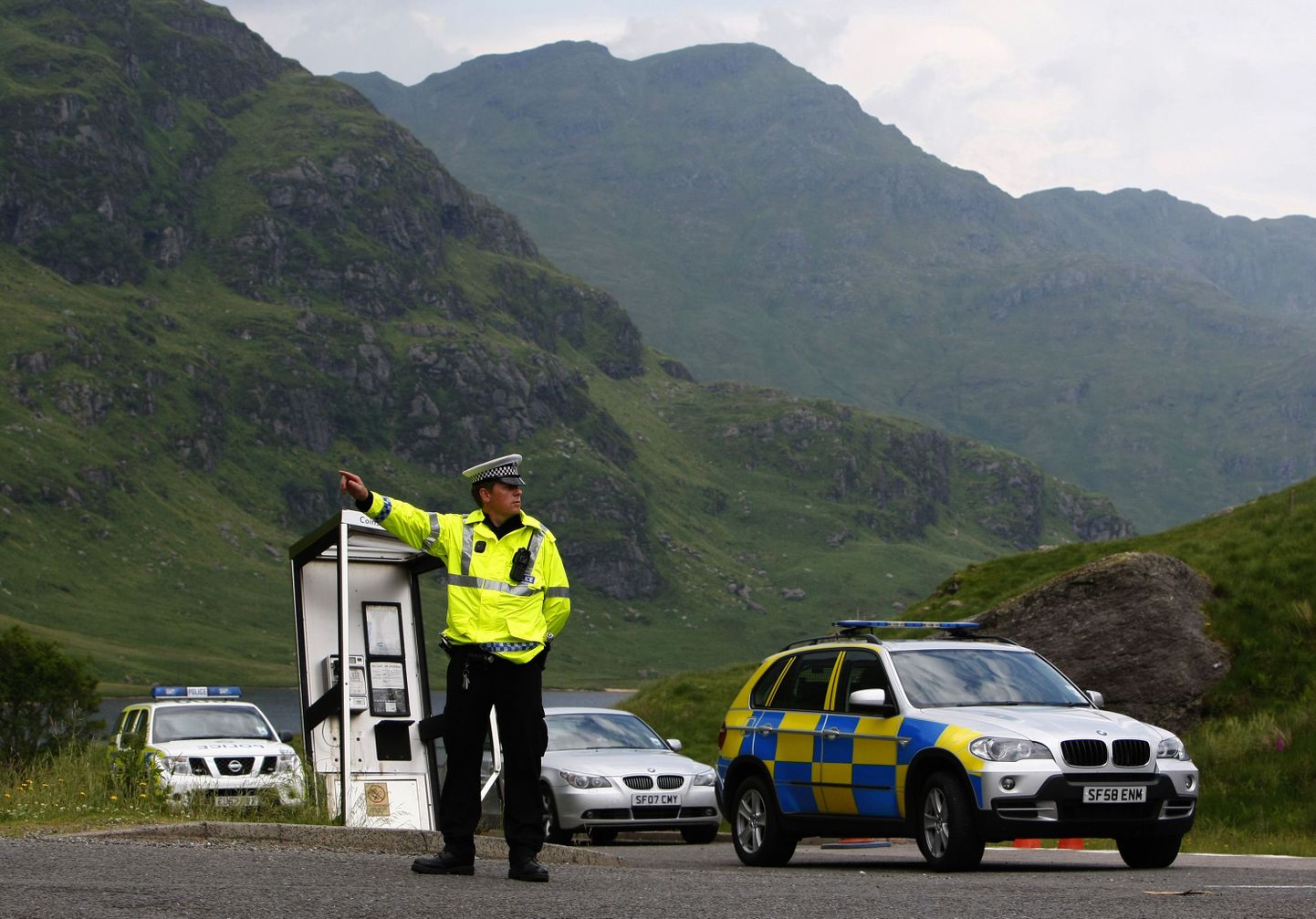 Šoti politseinik õnnetusepaigas liiklust korraldamas.