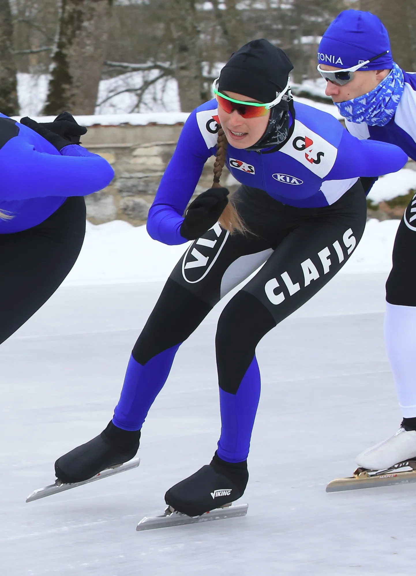Sandra Alusalu läbis koos õe Saskia ja Marten Liiviga täna Adavere uisurajal sada ringi. Hiljem uisutas ta koos oma õpilase Kätriiniga veel kakskümmend ringi