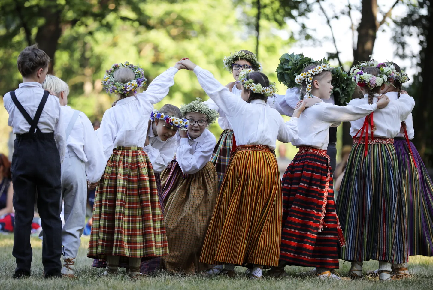 Ielīgošanas pasākums "Saulgriežu ugunis Rīgas kalnos" Grīziņkalna parka virsotnē.