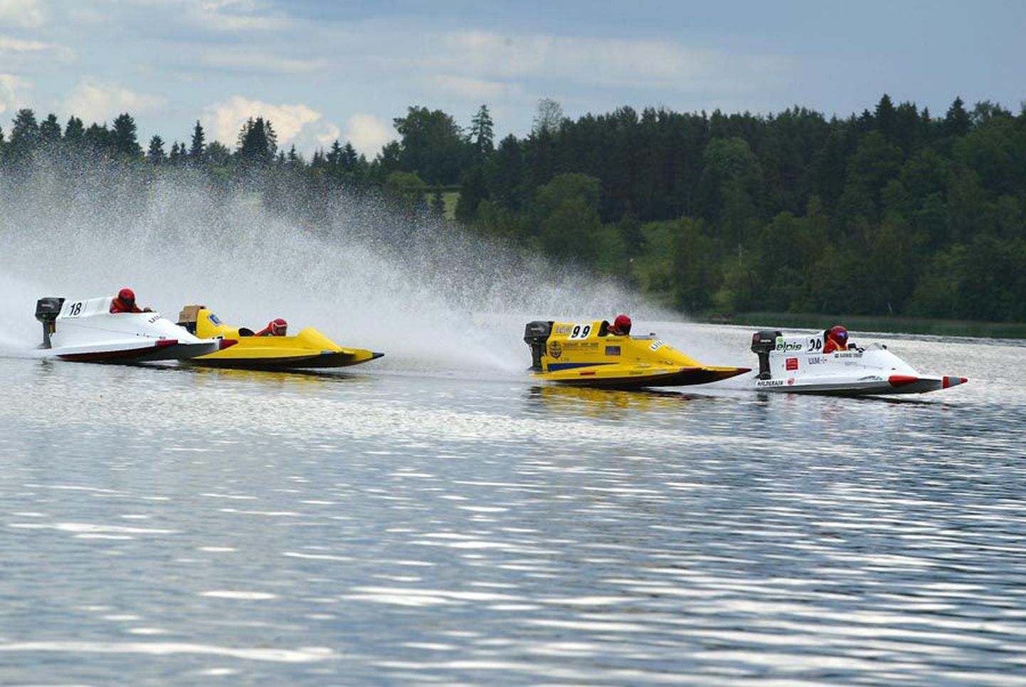 Viljandi järvel peetakse laupäeval Eesti veemotospordi meistrivõistlusi.