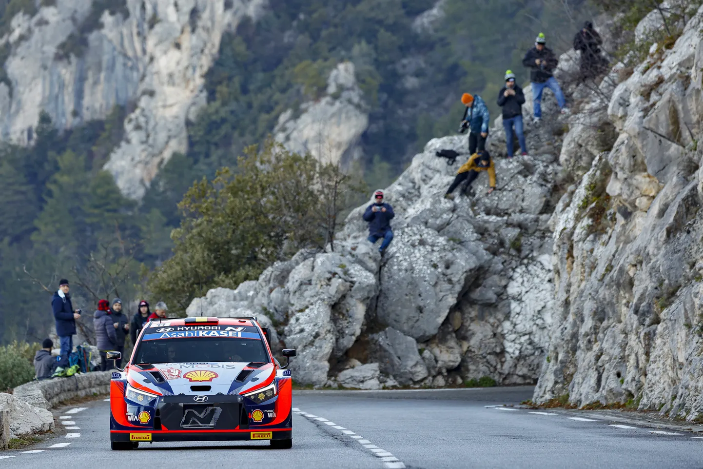 Hyundai hooaja algus on keeruline. Fotol Thierry Neuville kihutamas Monte Carlos.