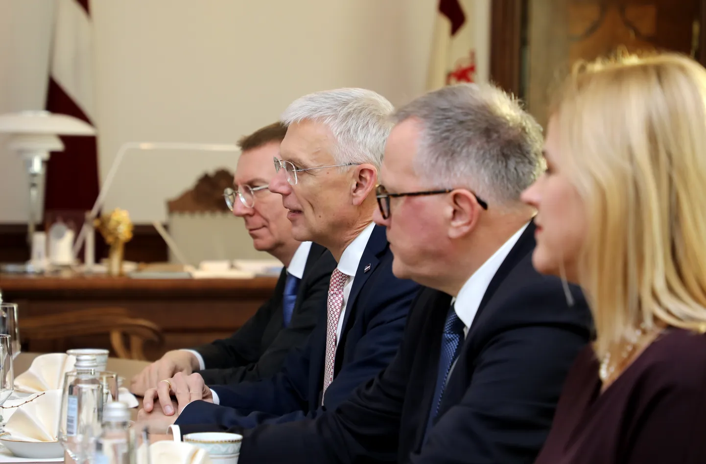 Ārlietu ministrs Edgars Rinkēvičs, Ministru prezidents Krišjānis Kariņš, partijas "Jaunā vienotība" valdes loceklis, Saeimas deputāts Arvils Ašeradens un Ministru prezidenta parlamentārā sekretāre, Saeimas deputāte Evika Siliņa tikšanās laikā ar Valsts prezidentu Rīgas pilī.