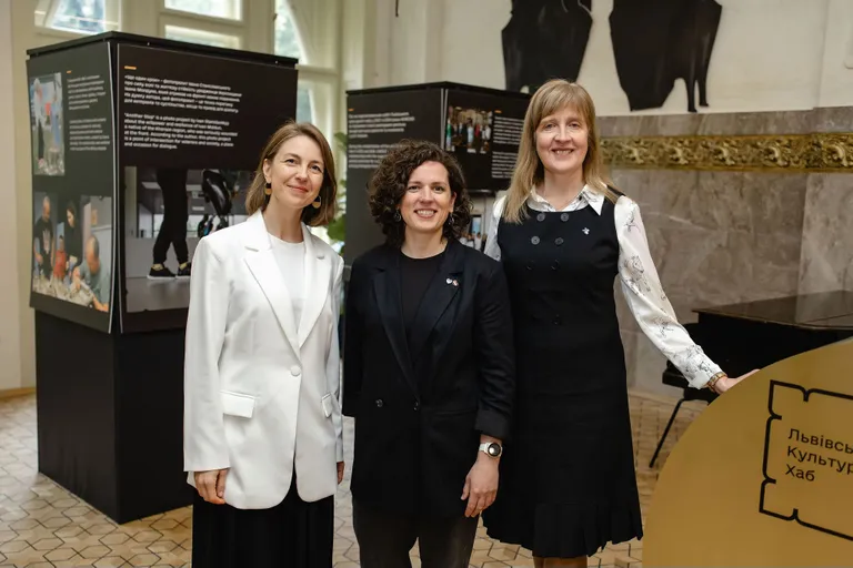 (No kreisās) Latvijas Muzeju biedrības ilgtspējas projektu vadītāja Inga Surgunte, Bibliotekāru biedrības pārstāve, Salapils novada bibliotēkas galvenā bibliogrāfe Baiba Īvāne un UNESCO Latvijas Nacionālā komisijas ģenerālsekretāre Baiba Moļņika.