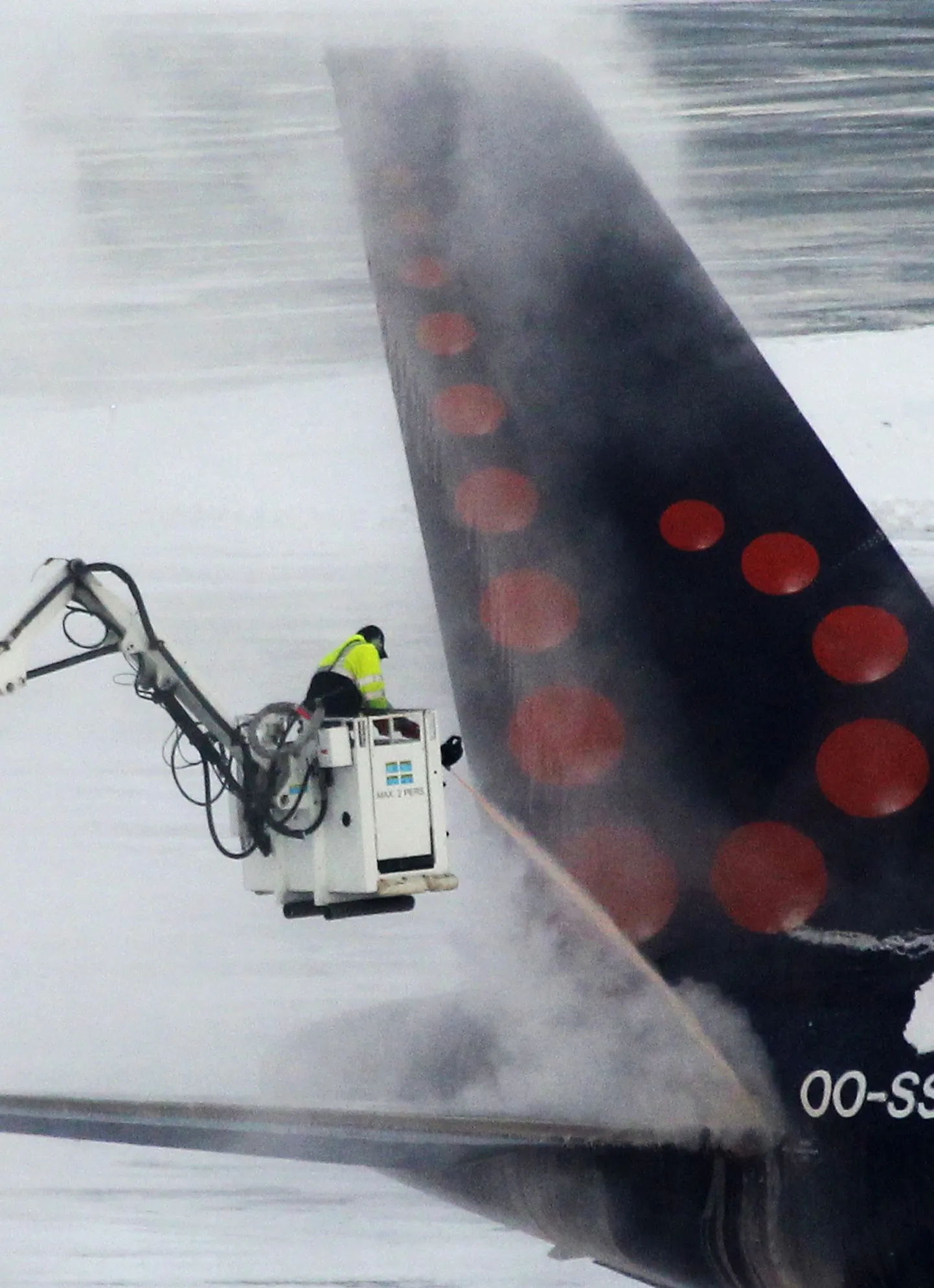 Lennuki puhastamine jääst Brüsseli Zaventemi rahvusvahelisel lennuväljal