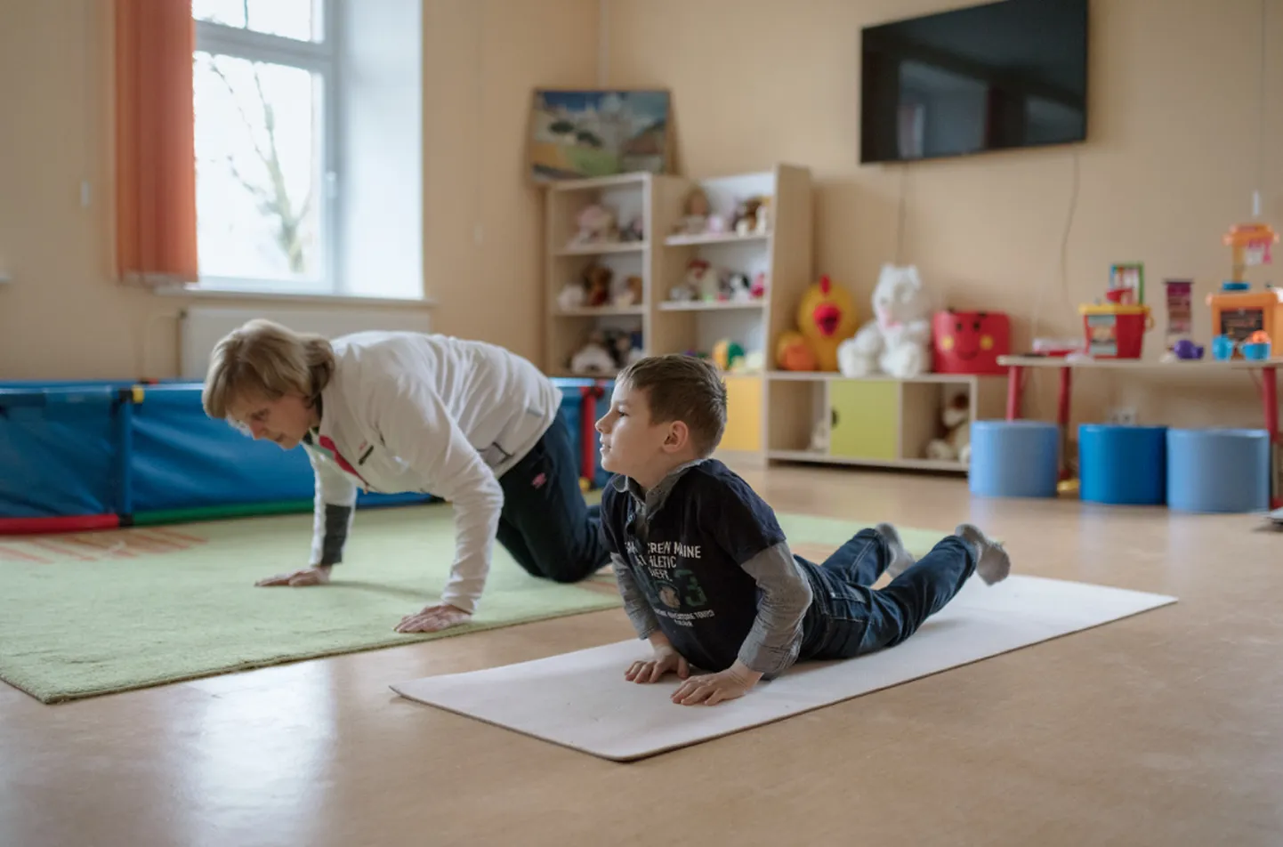 Ļena! Daneks apkampj. Viņa ir vingrošanas skolotāja.
