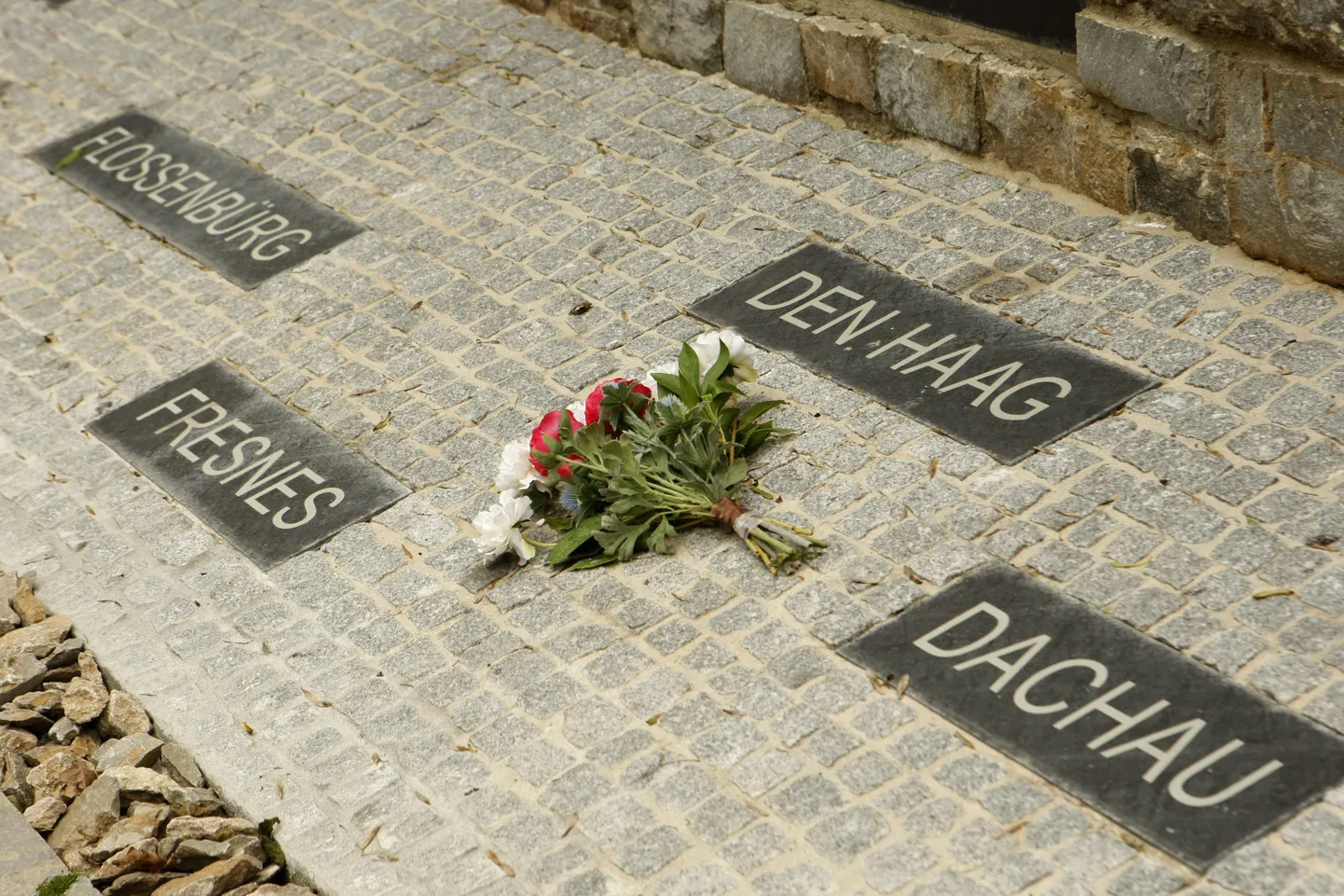 Мемориальная доска в Бухенвальде, с названиями концлагерей на территории Германии.