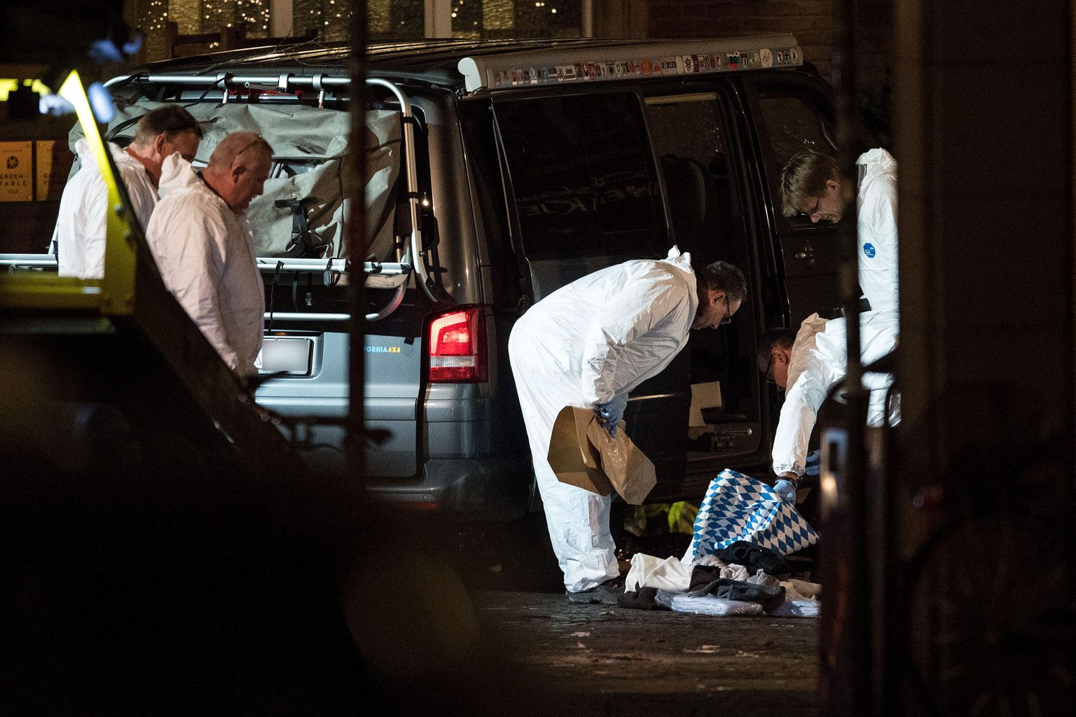 Eksperdid Münsteris rünnakus kasutatud halli Volkswageni kaubikut uurimas.