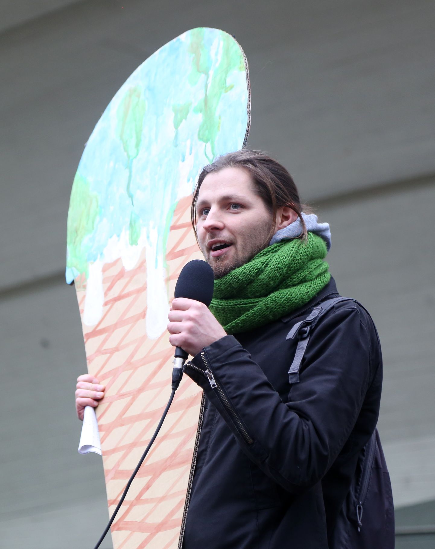 Latvijas Universitātes radio NABA raidījumu "Zootehnikums" veidotājs Sandris Ādminis uzrunā studentu kustības "Fridays For Future" rīkotā klimata pārmaiņām veltītā gājiena dalībniekus Vērmanes dārzā.