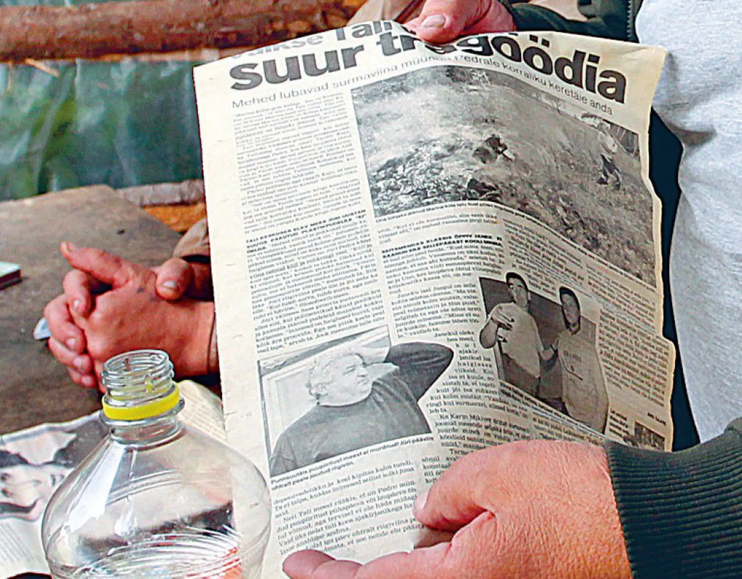 Мужчины из деревни Тали вспоминали события десятилетней давности, перебирая газетные вырезки.