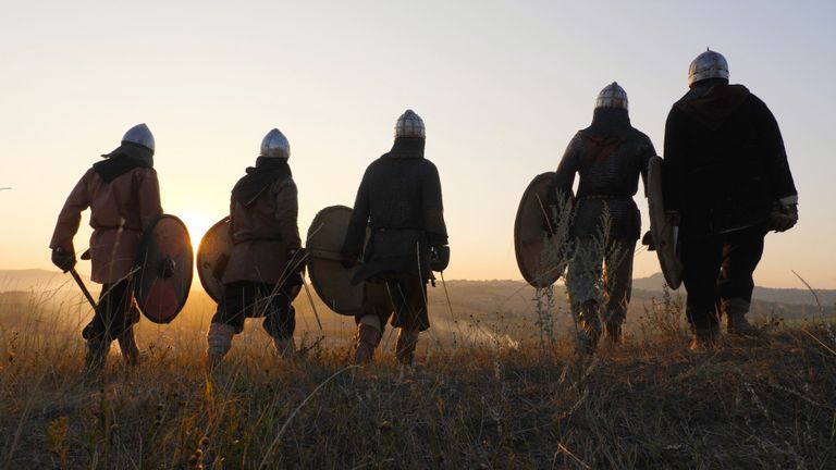 Viikingisõdalasteks kehastunud. Skandinaavia viikingid liikusid ka ida poole, neid saab pidada Kiievi-Vene asutajateks