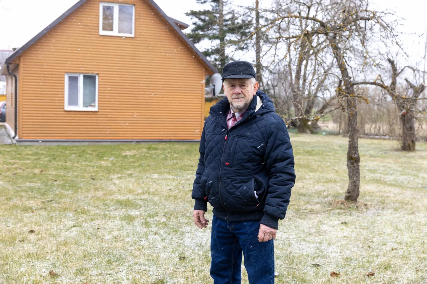 Kauane põllumees Juhan Pärtna Ida-Virumaal Lüganuse külje all naabrimehe maatükil, kust jookseb üle teekaitsevööndi laiendus.