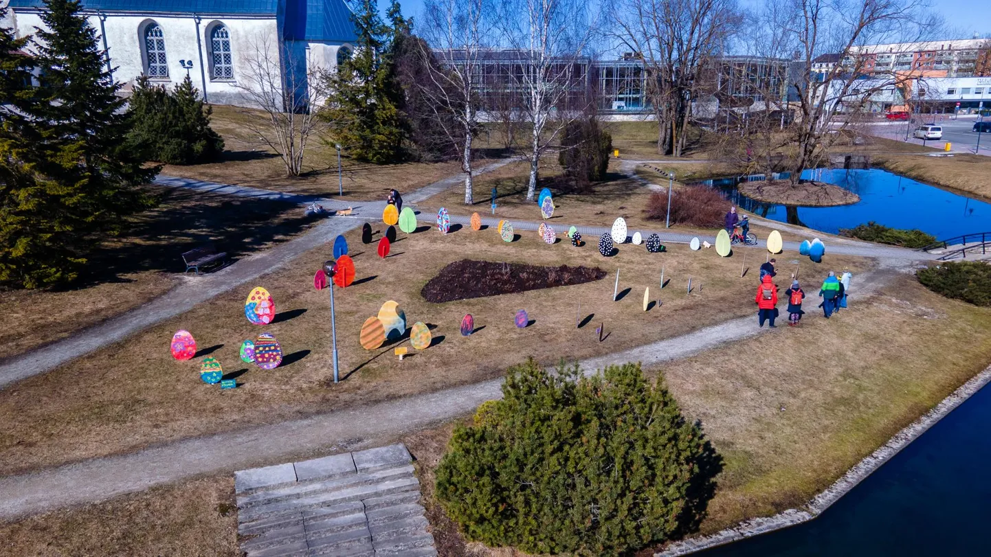01.04.2021. Rakvere, Lääne-Virumaa. FOTOL: Rakvere kirikuparki kirja poolsada pühademuna FOTO: Ain Liiva/Virumaa Teataja