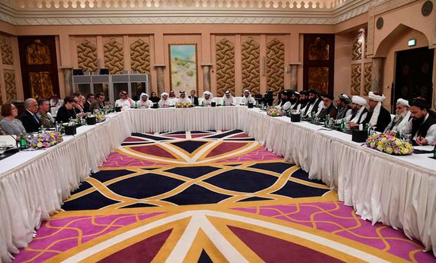 Katari välisministeeriumilt tulnud kuupäevata pilt sellest, kuidas USA, Talibani ja Katari ametnikud Dohas kõnelusi peavad.