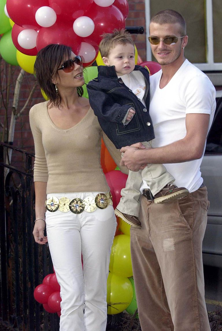 Victoria, Brooklyn ja David Beckham 2001. aastal. Hetkel on perekond veel kolmeliikmeline, kuid peagi, 2001. aasta septembris, sünnib perre teine poeg, Romeo. 