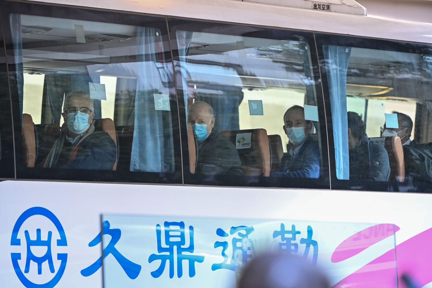 Maailma Terviseorganisatsiooni (WHO) eksperdid alustamas pärast kahenädalast karantiini Hiinas Wuhanis tööd.