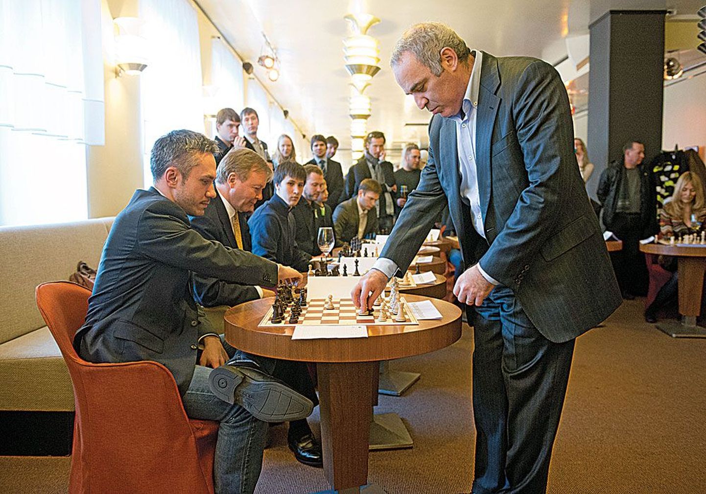 В сеансе одновременной игры с легендарным шахматистом Гарри Каспаровым принял участие президент Эстонского шахматного союза Андрей Коробейник (слева).