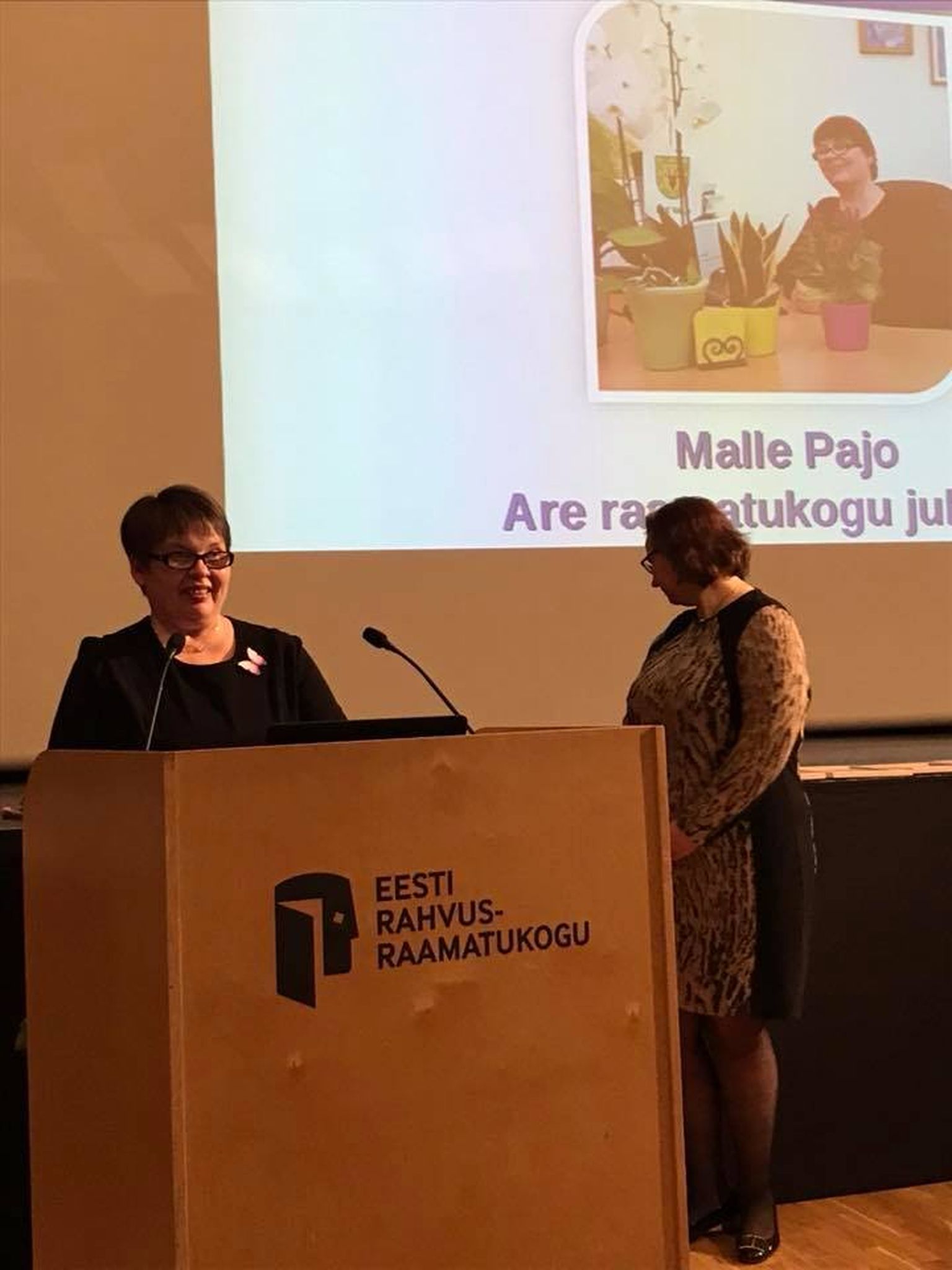 Eesti raamatukoguhoidjate ühing nimetas aasta maaraamatukoguhoidjaks Are raamatukogu juhataja Malle Pajo, kes seisab selle eest, et parimal viisil talletada kogukonnaga ühisloomes ja veebipõhiselt kohamälu.