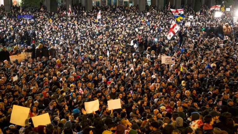 От так называемого закона об иноагентах, который критики называли аналогом российского законодательства 2012 года, властям пришлось отказаться из-за вспыхнувших в Тбилиси массовых протестов.