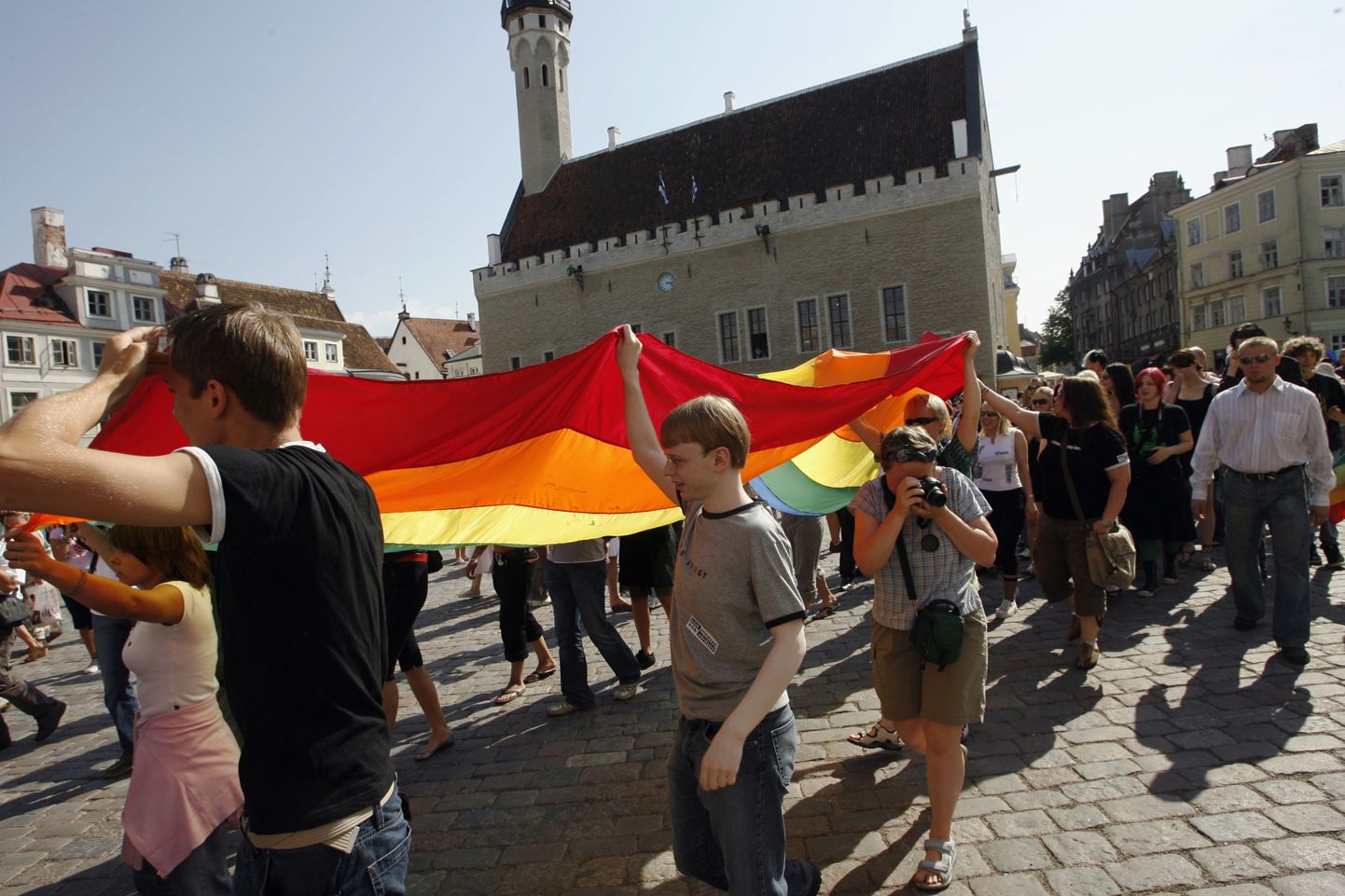 Pildil on 2007. aastal Tallinnas toimunud homoparaadi osalejad.