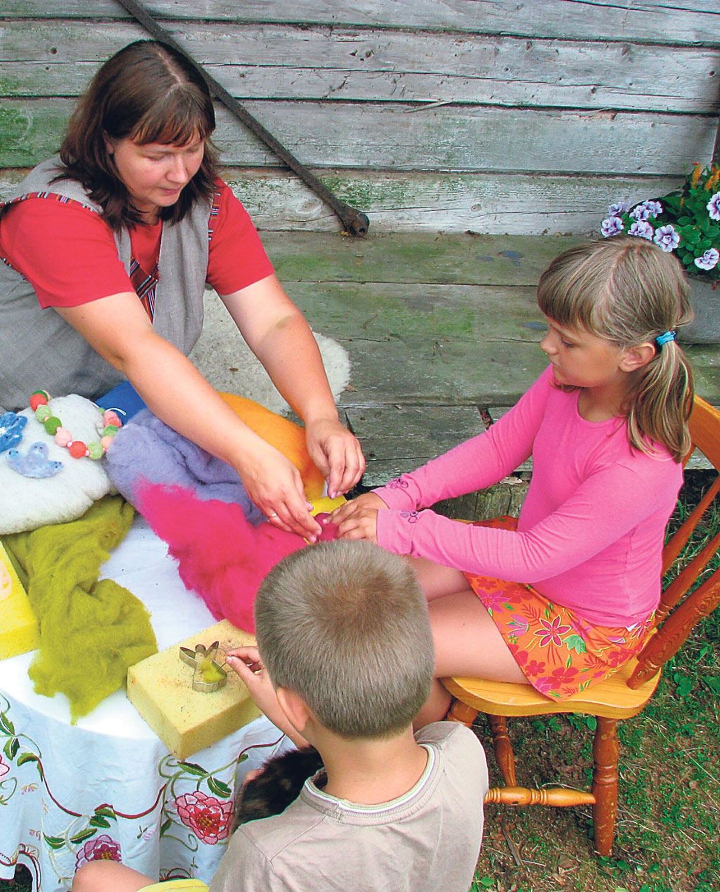 Annika Põltsam õpetab käsitööd ja meisterdamist nii suurtele kui ka väikestele.