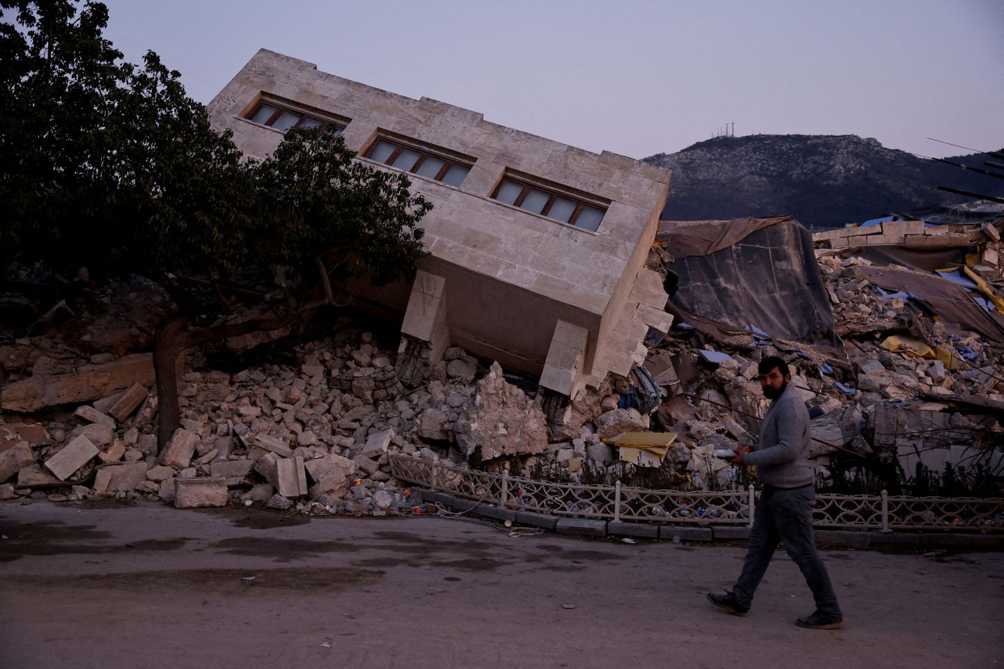 Разрушенный в результате землетрясения в Турции дом.