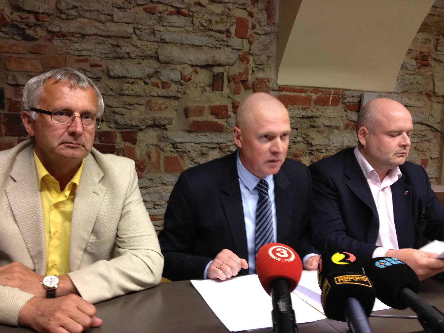Riigikogu komisjon lõpparuande tutvustamisel. Väino Linde, Kalle Laanet ja Andres Anvelt.