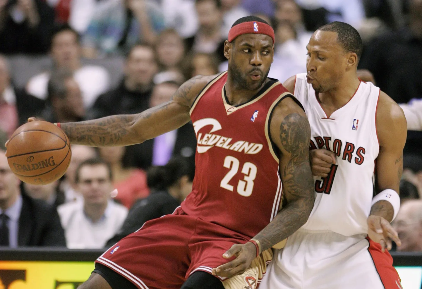 LeBron James (vasakul) Clevelandi särgis