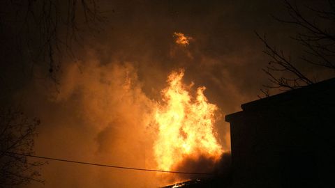 Фото и видео: в Ласнамяэ горит многоквартирный дом 