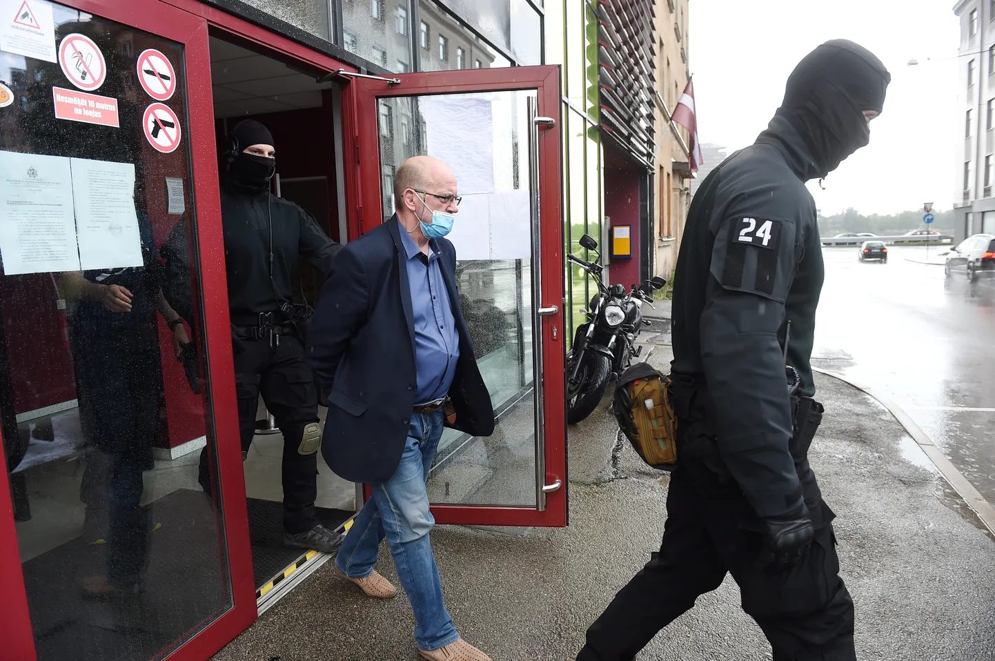 Spiegošanā Krievijas labā vainotais Saeimas deputāts Jānis Ādamsons tiek konvojēts pēc tiesas sēdes Rīgas pilsētas Vidzemes priekšpilsētas tiesā, kur viņam piemēroja drošības līdzekli - apcietinājumu.