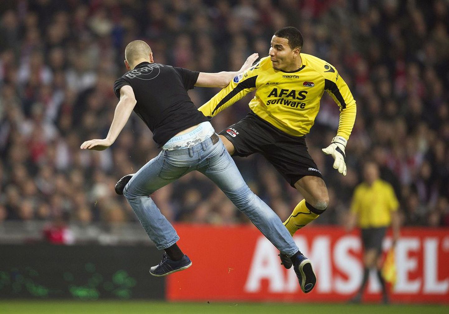 AZ Alkmaari väravavahti Esteban Alvarot (paremal) ründas mängu ajal selja tagant hullunud fänn.