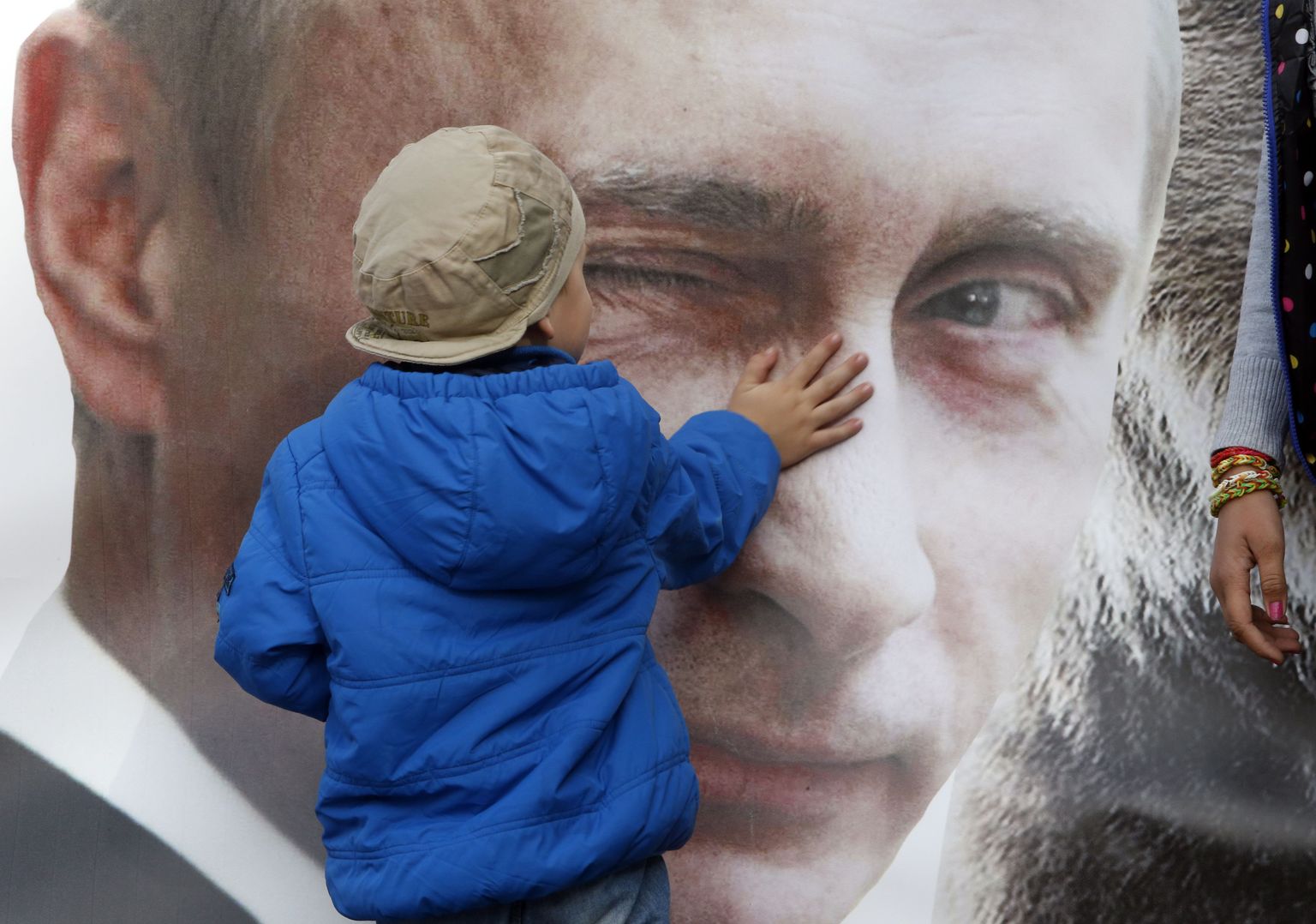 Laps Vladimir Putini pilti katsumas