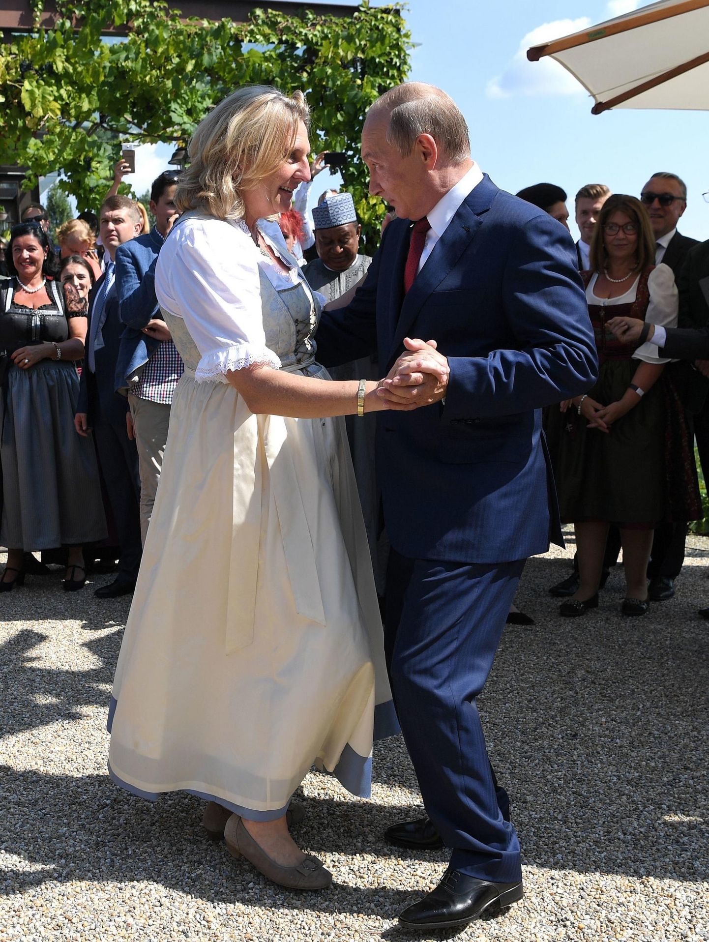 2018. aastal Vene presidendi Vladimir Putiniga oma pulmas jalga keerutanud toonane Austria välisminister Karin Kneissl kutsuti tänavu kevadel Rosnefti nõukokku.