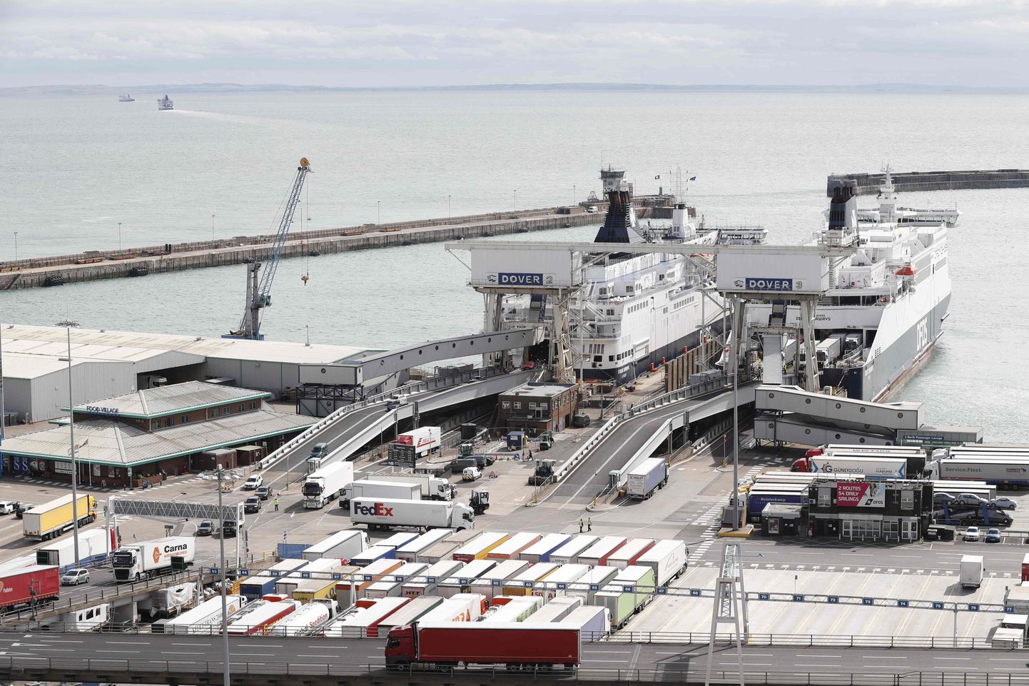 Kaubaveokid Doveri sadamas. Lahkumislepinguta Brexiti korral ummistuks meretee Suurbritannia ja Prantsusmaa vahel kiiresti.