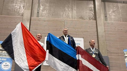 65aastane treener püstitas kaks maailmarekordit ja pälvis viis MM-kulda