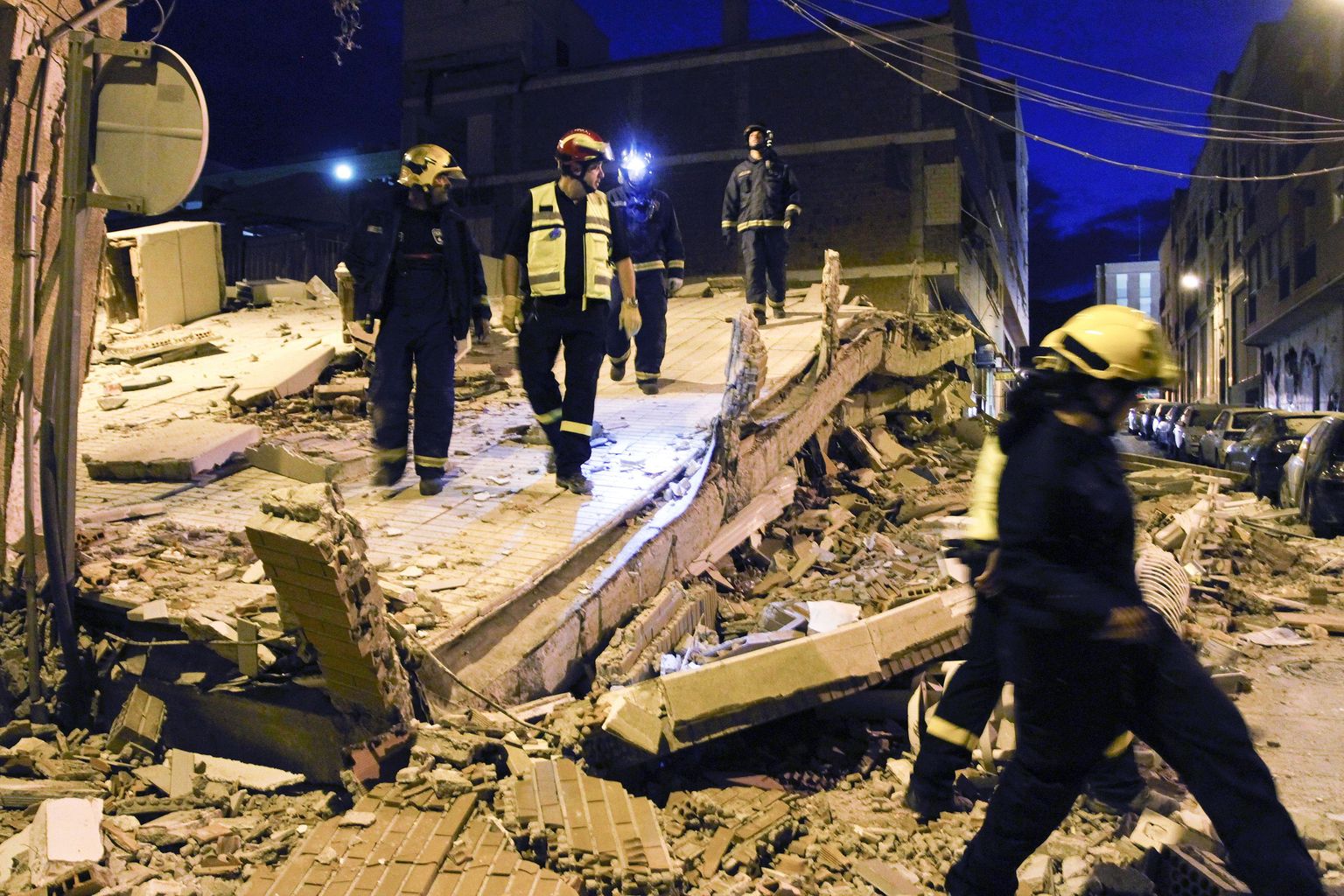 Päästetöötajad uurimas maavärinas kannatada saanud ehitisi