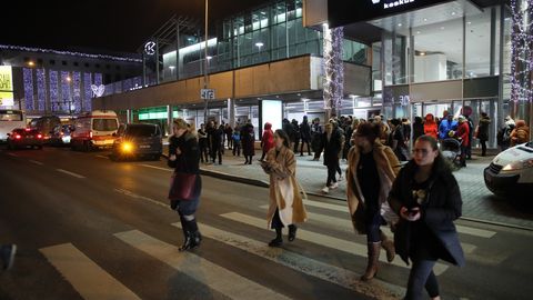Галерея: торговые центры Kristiine и Viru получили бомбовое предупреждение, полиция эвакуирует людей
