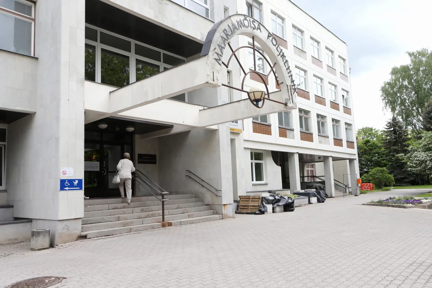 Maarjamõisa polikliinikusse järgmisest nädalast peauksest enam ei pääse, kasutada tuleb parkla naabruses olevat ust või hoone Riia tänava poolses küljes olevaid ajutisi sissepääse.