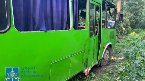 Tri smrti v ruskem napadu z dronom na avtobus v Ukrajini