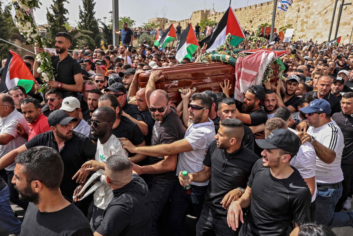 Palestiina leinajad kandmas tapetud ajakirjaniku kirstu.