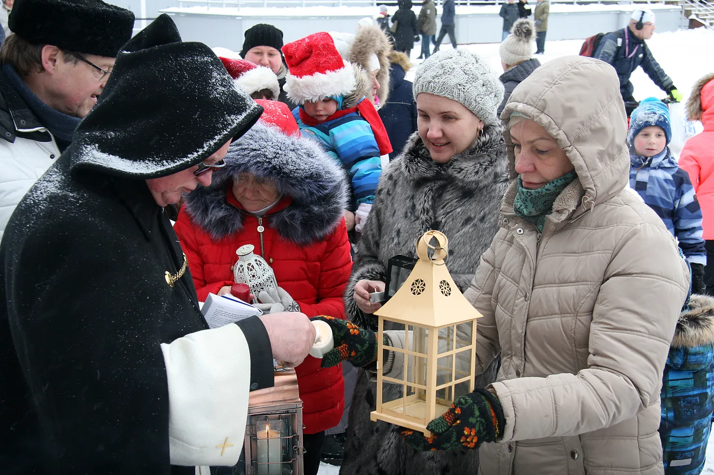 По традиции пастор Михайловского прихода Пеэтер Калдур будет раздавать рождественский огонь в воскресенье в Йыхви.
