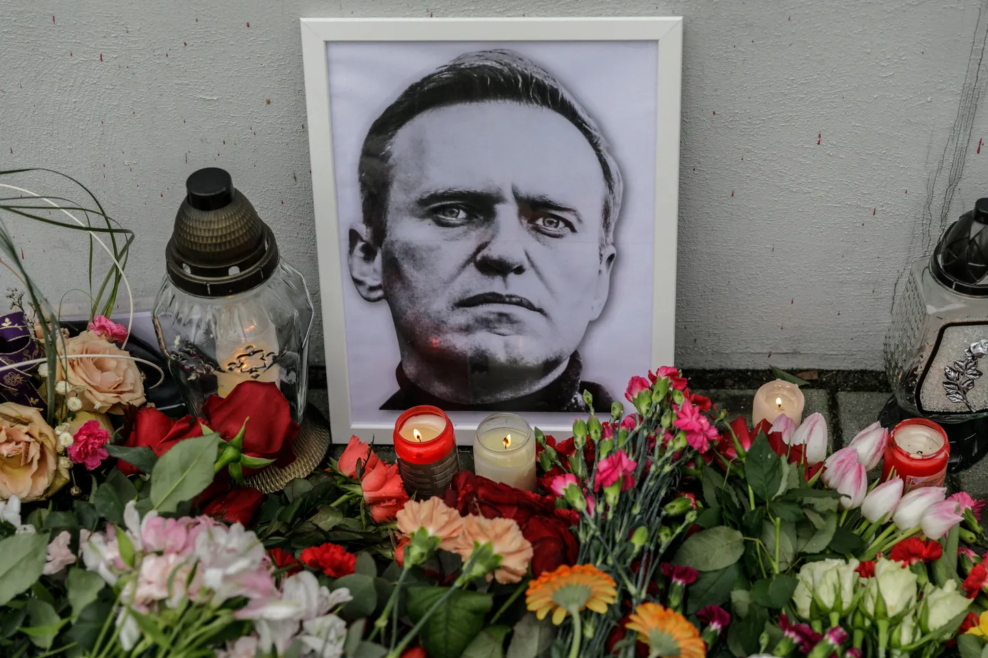 Aleksei Navalnõi pilt, küünlad ja lilled Venemaa saatkonna ees Varssavis 24. veebruaril 2024. aastal.